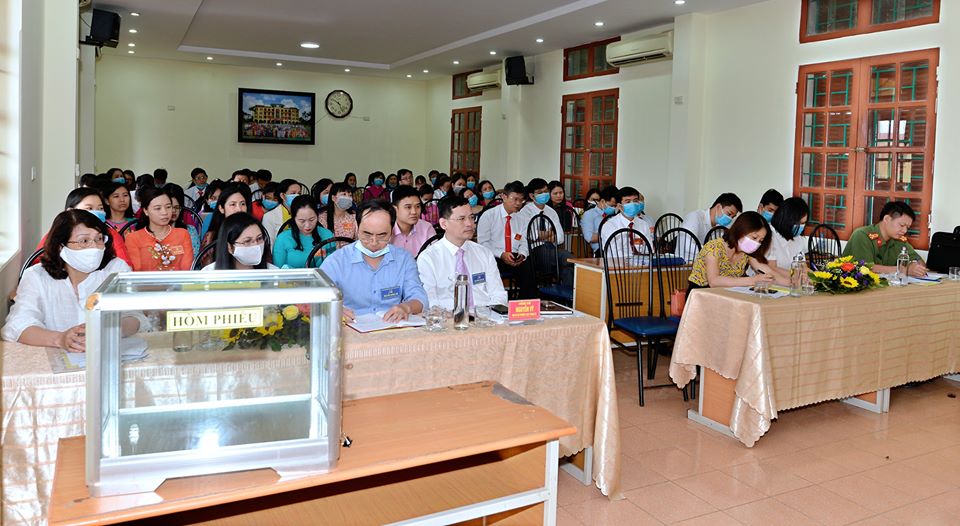 Đảng viên trong Đảng bộ lắng nghe các báo cáo trong Đại hội